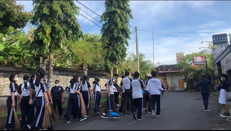 SEMARAKKAN HUT DESA ADAT KUTUH JADIKAN AKSI NYATA OSAKA SEBAGAI SEKOLAH ADIWIYATA